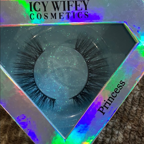 Lashes - Picture 4 of 5